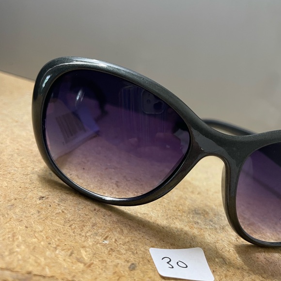 Black Frame Tint sunglasses - Picture 2 of 4